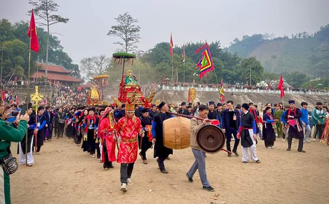 Lễ hội đền Đông Cuông, huyện Văn Yên thu hút đông đảo du khách thập phương đến chiêm bái.