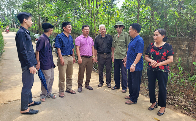 Đảng viên Chi bộ thôn Đào Kiều, xã Thịnh Hưng trao đổi giải pháp thực hiện vệ sinh môi trường, nâng cao tiêu chí xây dựng nông thôn mới.