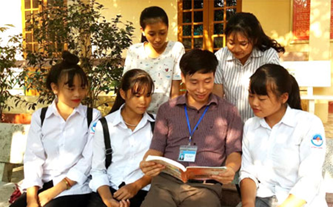 Thầy và trò Trường THPT Hồng Quang, huyện Lục Yên hưởng ứng Ngày sách Việt Nam.