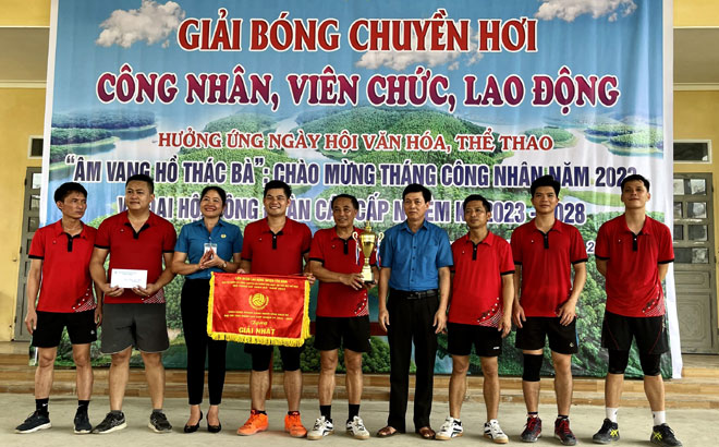 LĐLĐ huyện Yên Bình tổ chức giải bóng chuyền hơi CN VCLĐ. 
