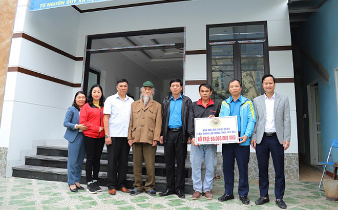 Liên đoàn Lao động thành phố trao hỗ trợ làm nhà “Mái ấm Công đoàn” cho đoàn viên Bùi Viết Phú, Công đoàn cơ sở Công ty TNHH Hòa Bình.