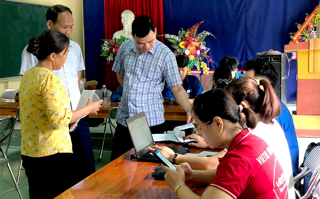 Người dân xã Tân Hương, huyện Yên Bình đến nghe hướng dẫn cài đặt và giới thiệu tính năng, tiện ích của ứng dụng công dân số YenBai-S.