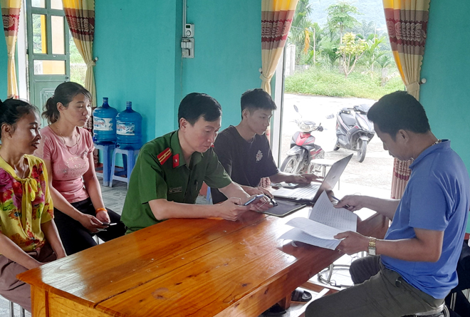 Tổ Đề án 06 xã Minh Xuân hỗ trợ công dân thôn Loong Tra kích hoạt tài khoản định danh điện tử mức 2