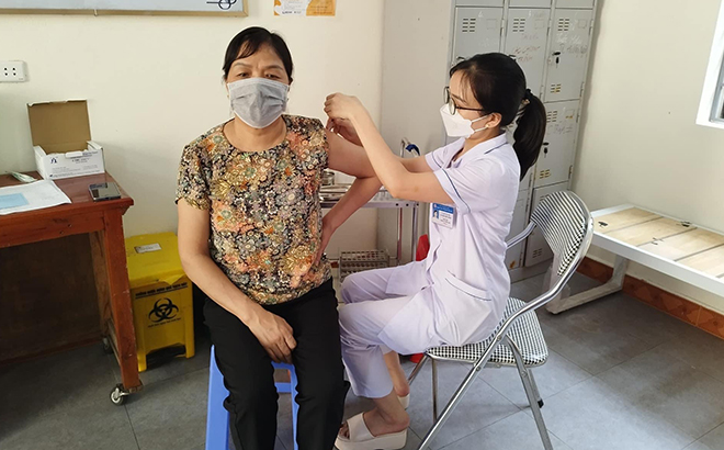 Người dân Yên Bái tiêm vắc xin phòng bệnh.