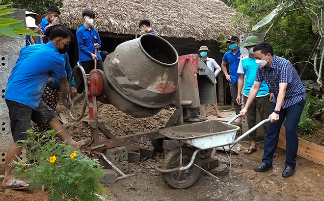 Cán bộ, lãnh đạo huyện Yên Bình tham gia hoạt động 