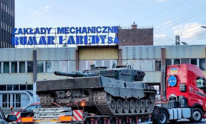 Xe tăng Leopard 2 được chuyển tới nhà máy cơ khí Bumar Labedy ở Gliwice.