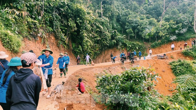 Ngày 20 - 21/7, đoàn thanh niên Sở Tài nguyên và Môi trường tỉnh Yên Bái phối hợp cùng đoàn xã Suối Quyền, huyện Văn Chấn và đoàn thanh niên trường Thăng Long tổ chức ra quân mở rộng lòng đường tại xã Suối Quyền.