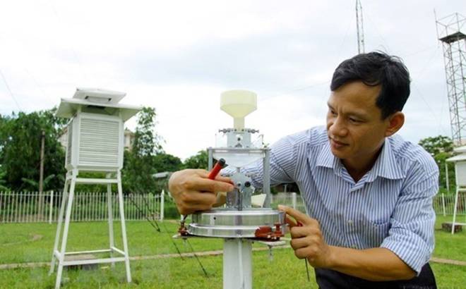 Nhân viên của Đài Khí tượng Thủy văn khu vực Bắc Trung Bộ duy tu, bảo dưỡng các trang thiết bị để đảm bảo thông tin về thời tiết thông suốt trong mùa mưa bão. Ảnh tư liệu