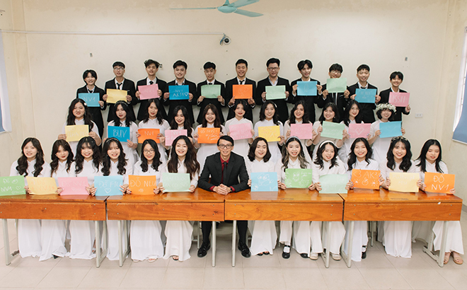 Lớp 12 Chuyên Anh Trường THPT Chuyên Nguyễn Tất Thành và thầy giáo Đặng Trần Hà, giáo viên môn Tiếng Anh đồng thời là chủ nhiệm lớp.