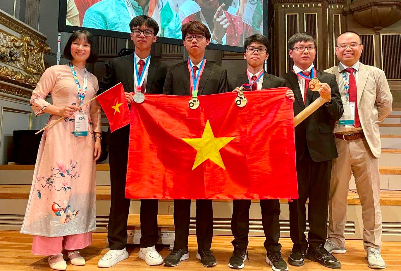 Đội tuyển học sinh Việt Nam dự thi Olympic hóa học quốc tế năm 2023.