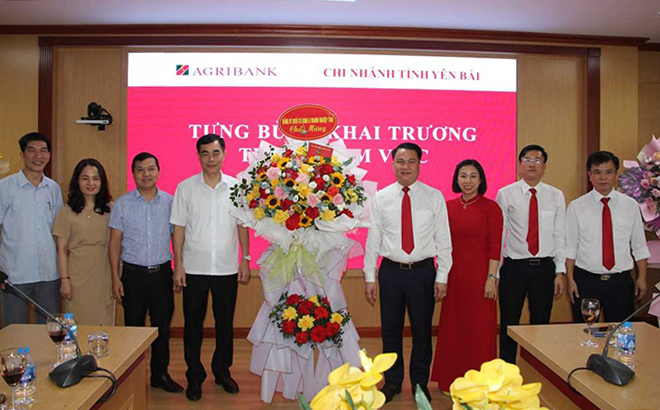 Lãnh đạo Đảng ủy Khối cơ quan và doanh nghiệp tỉnh tặng hoa chúc mừng Agribank  Chi nhánh tỉnh Yên Bái đến trụ sở làm việc mới
