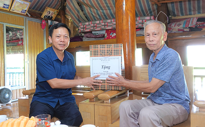 Đồng chí Hoàng Kim Trọng - Phó Bí thư Thường trực Huyện ủy tặng quà cho thương binh Hoàng Văn Thêm, thôn Bẻ Chỏi, xã Lâm Thượng