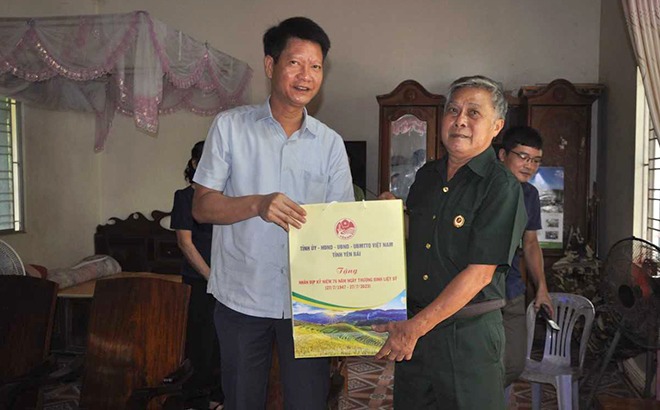 Đồng chí Nguyễn Thế Phước – Phó Chủ tịch Thường trực UBND tặng quà thương binh Trần Văn Từu, thôn My, xã Tân Thịnh.