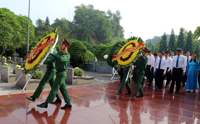 Đoàn đại biểu tỉnh Yên Bái đặt vòng hoa viếng các anh hùng liệt sỹ tại Nghĩa trang các anh hùng liệt sỹ trung tâm tỉnh