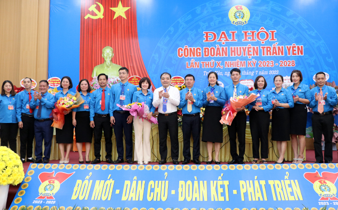 Các đồng chí lãnh đạo LĐLĐ tỉnh và huyện Trấn Yên tặng hoa chúc mừng Ban Chấp hành Công đoàn huyện khóa X.