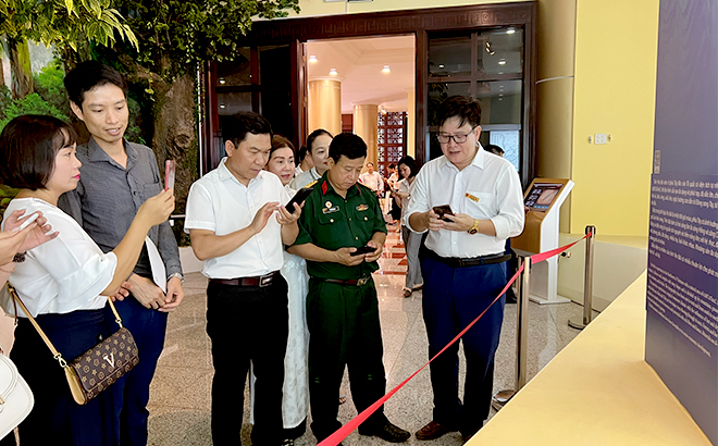 Lãnh đạo Bảo tàng tỉnh Yên Bái giới thiệu đến đại biểu ứng dụng phần mềm thuyết minh tự động bằng điện thoại thông minh.