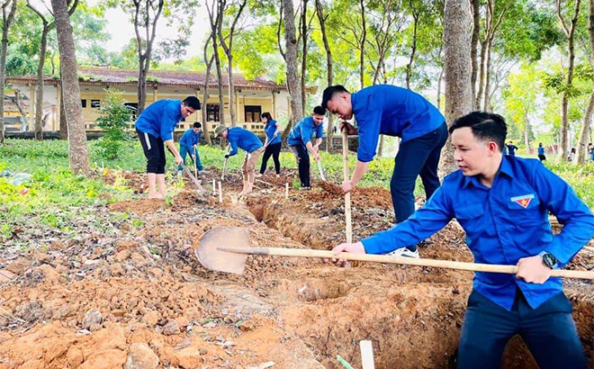 Các đoàn viên thanh niên thị xã tham gia đắp bếp Hoàng Cầm trong Hội thi.