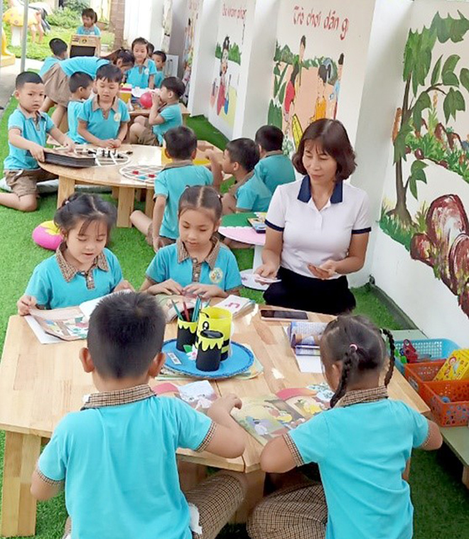 Hoạt động “học mà chơi, chơi mà học” của cô và trò Trường Mầm non Phúc Lợi, huyện Lục Yên.