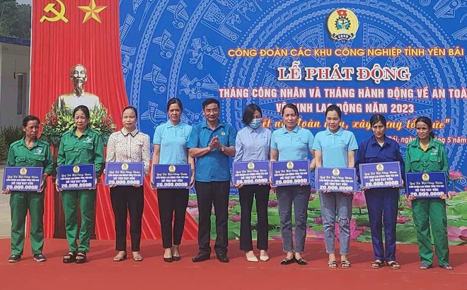 Đồng chí Nguyễn Chương Phát - Chủ tịch Liên đoàn Lao động tỉnh trao hỗ trợ vay vốn cho nữ công nhân lao động có hoàn cảnh khó khăn tại Lễ phát động Tháng Công nhân và an toàn vệ sinh lao động năm 2023.