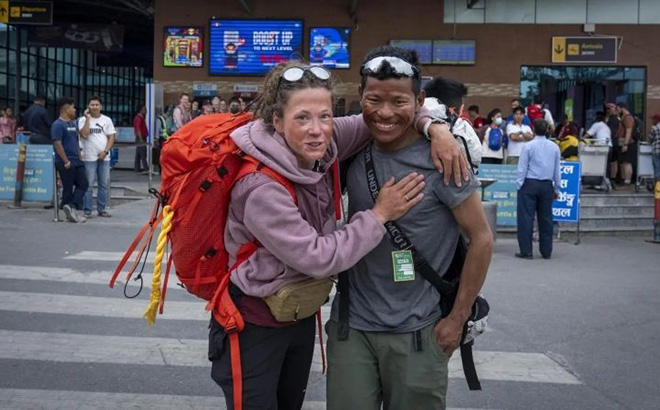 Cô Kristin Harila, người Nauy, và hướng dẫn viên Tenjen Sherpa tại Kathmandu, Nepal hôm 6/6/2023.