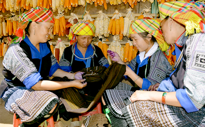 Phụ nữ xã Chế Cu Nha, huyện Mù Cang Chải giữ gìn nghề dệt thổ cẩm truyền thống.