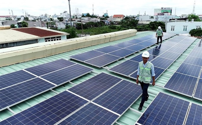 Hệ thống điện mặt trời mái nhà được lắp trên nóc một trụ sở doanh nghiệp tại TP HCM.