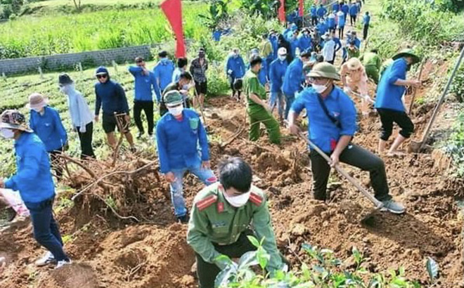 Đoàn viên thanh niên xã Đồng Khê, huyện Văn Chấn tham gia mở rộng đường giao thông nông thôn.