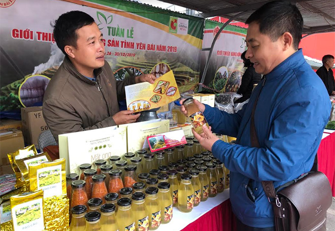Sản phẩm mật ong của Hợp tác xã Xây dựng và Dịch vụ nông nghiệp tổng hợp Mù Cang Chải được giới thiệu trong Tuần lễ giới thiệu hàng nông sản năm 2019 tại Hà Nội.  Ảnh; T.L