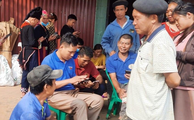 Thanh niên huyện Văn Chấn hướng dẫn người dân cài đặt và sử dụng ứng dụng Yên Bái-S.