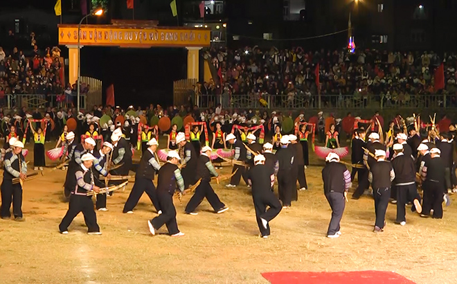 Tiết mục đồng diễn múa khèn Mông tại Festival Khèn Mông Mù Cang Chải lần thứ Nhất, năm 2022.
