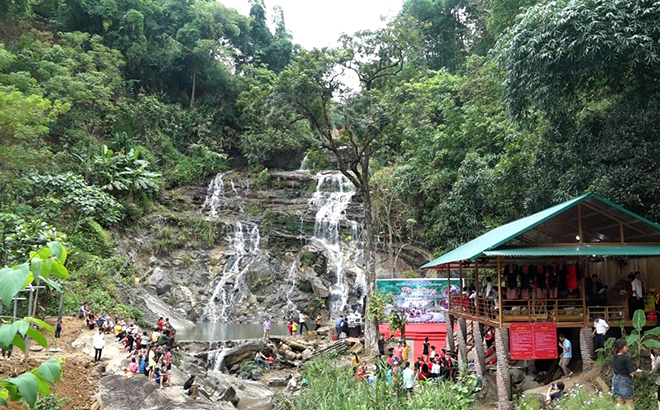 Thời gian qua, thác Khe Cam ở thôn Làng Quạch, xã Ngòi A, huyện Văn Yên thu hút đông đảo du khách tới tham quan, trải nghiệm.
