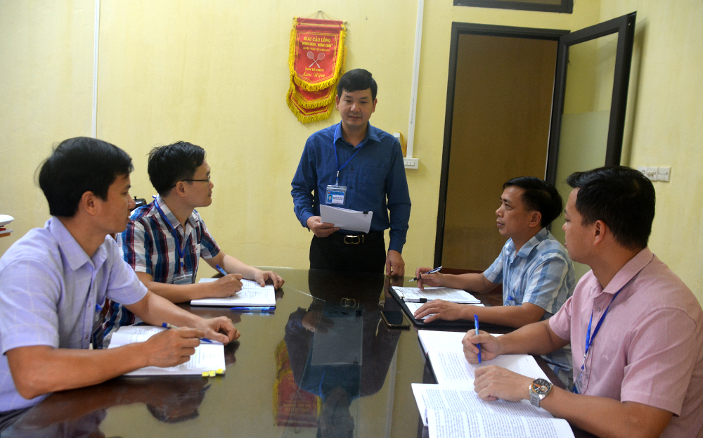 Lãnh đạo Thanh tra huyện Trấn Yên trao đổi nghiệp vụ chuyên môn với cán bộ trong đơn vị.