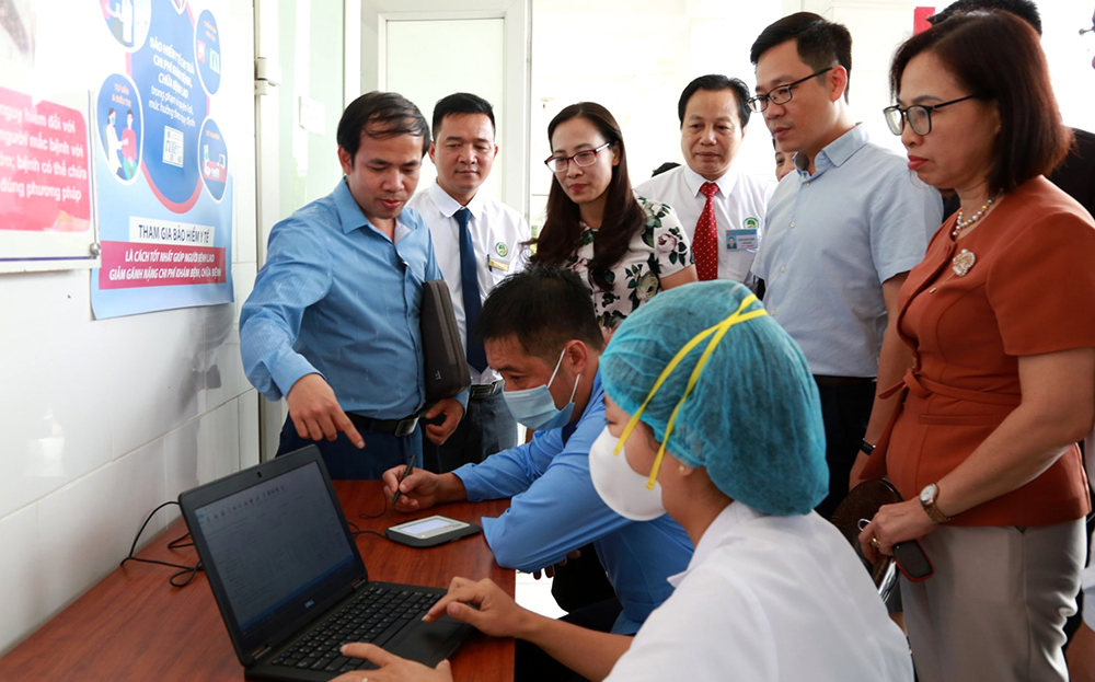 Lãnh đạo Sở Y tế kiểm tra việc triển khai bệnh án điện tử tại Bệnh viện Phổi tỉnh.