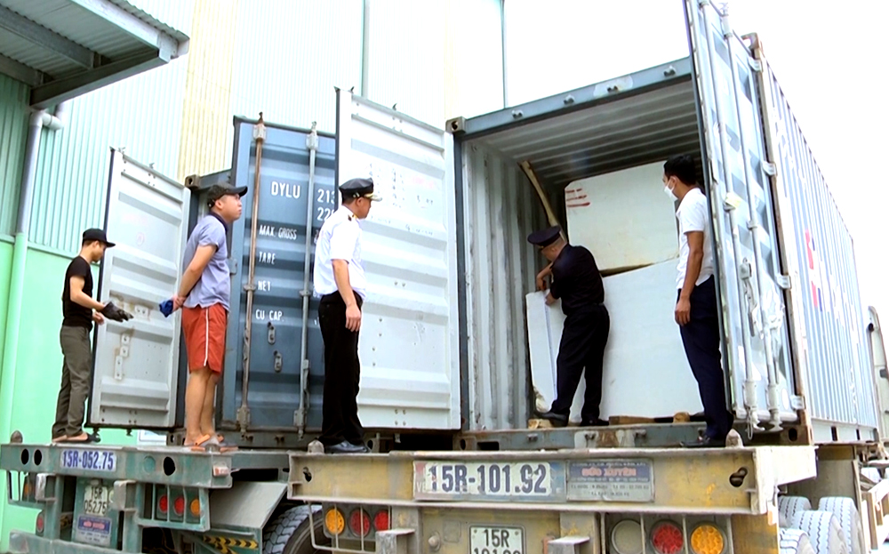 Cán bộ Chi cục Hải quan Yên Bái làm thủ tục xuất khẩu tại Công ty TNHH Một thành viên Đá trắng Bảo Lai