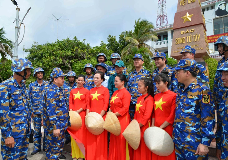Tư lệnh Hải quân Trần Thanh Nghiêm trò chuyện với quân và dân đảo Song Tử Tây