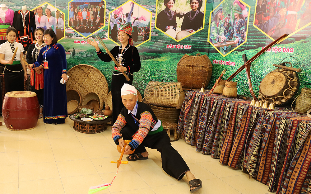 Nghệ nhân Trang A Lử biểu diễn tại không gian trưng bày văn hóa tại Đại hội dân tộc thiểu số huyện Văn Chấn lần thứ IV, năm 2024.