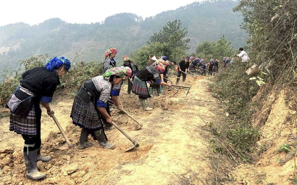 Người dân huyện Mù Cang Chải thường xuyên vệ sinh xung quanh nhà cửa, sân, đường làng, ngõ xóm sạch sẽ góp phần tham gia xây dựng nông thôn mới
