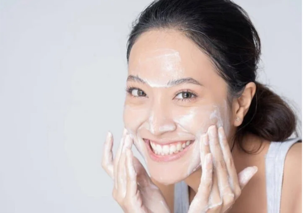 Rửa mặt hàng ngày để giữ cho làn da luôn sạch mụn và trắng sáng những ngày hè.