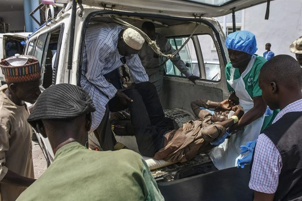 Một nạn nhân của vụ đánh bom liều chết được đưa đến bệnh viện ở Maiduguri, Nigeria.