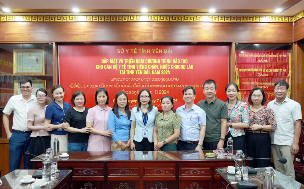 Lãnh đạo Sở Y tế tỉnh Yên Bái chụp ảnh lưu niệm với đoàn cán bộ y tế tỉnh Viêng Chăn, nước CHDCND Lào.