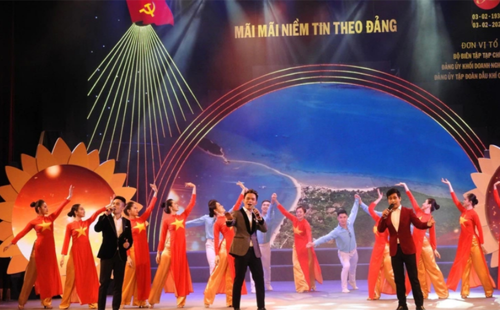 Các nghệ sĩ biểu diễn trong chương trình nghệ thuật Mãi mãi niềm tin theo Đảng tại Hà Nội