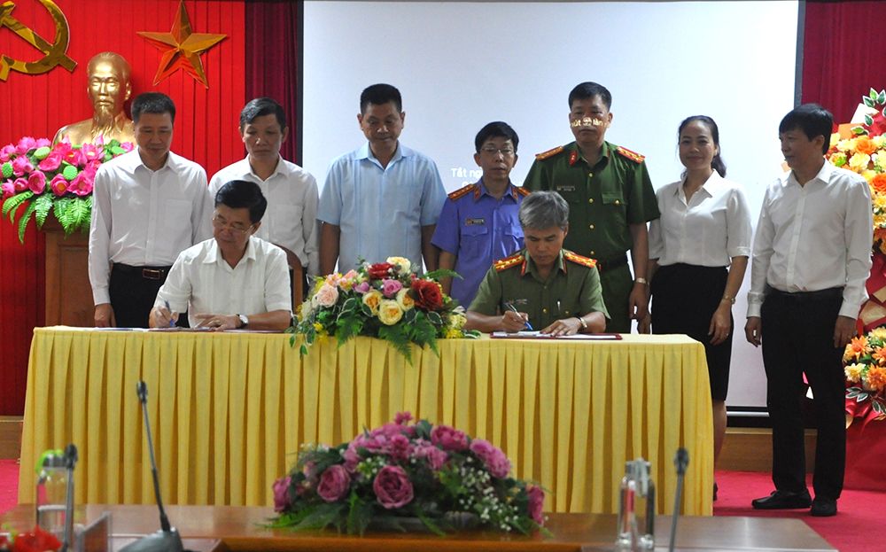 Đại diện Sở Tư pháp - Công an tỉnh Yên Bái ký kết kế hoạch phối hợp về trực TGPL.