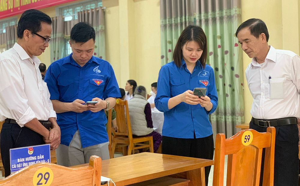 Đoàn viên, thanh niên huyện Trấn Yên hướng dẫn, giúp đỡ nhân dân thị trấn Cổ Phúc cài đặt các ứng dụng trên điện thoại di động và sử dụng mạng xã hội.