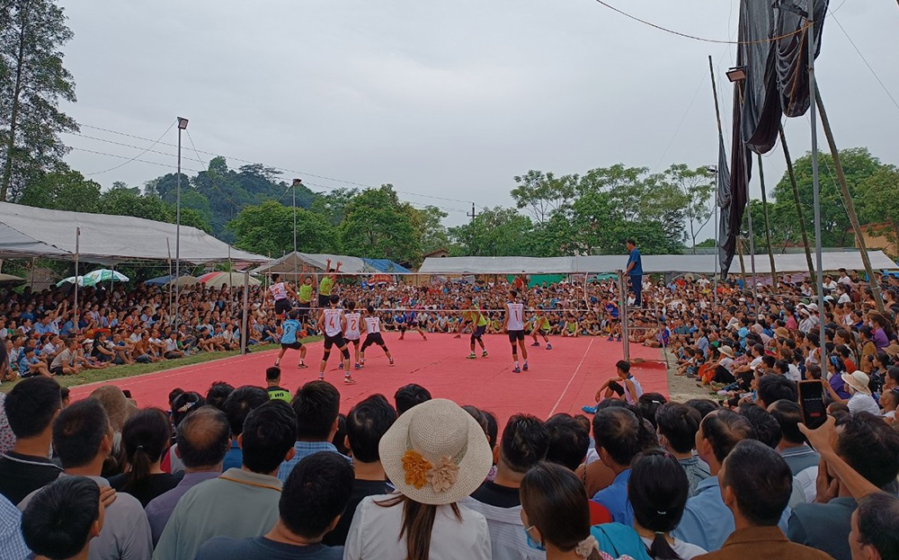 Giải bóng chuyền da mở rộng xã An Phú năm 2024 thu hút hàng nghìn người dân đến xem và cổ vũ.
