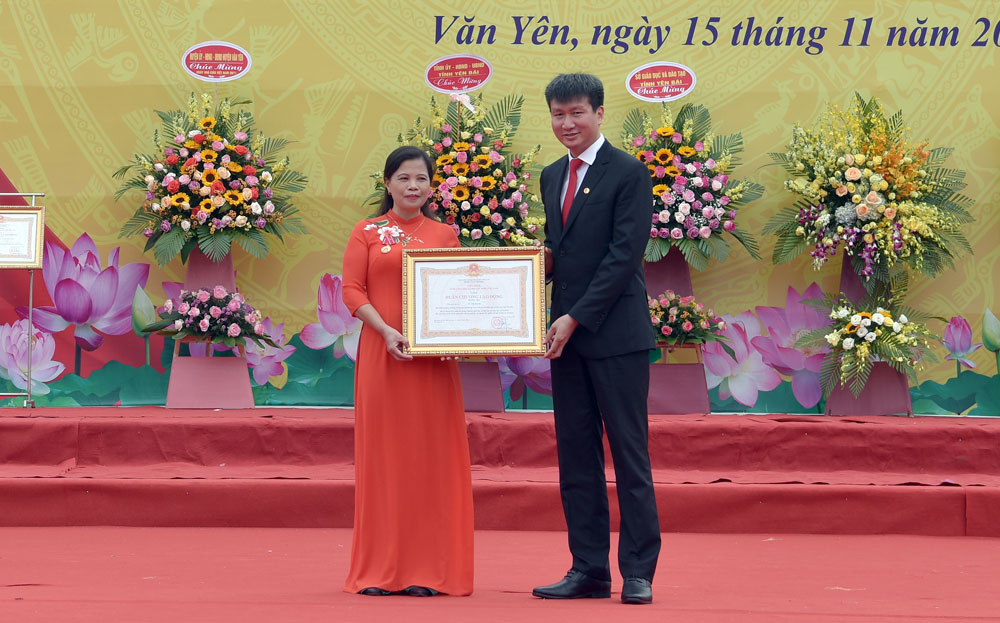 Thừa ủy quyền của Chủ tịch nước, Chủ tịch UBND tỉnh Trần Huy Tuấn trao Huân chương Lao động hạng Ba cho cô Vũ Thị Hạnh- Phó Hiệu trưởng Trường THPT Chu Văn An.