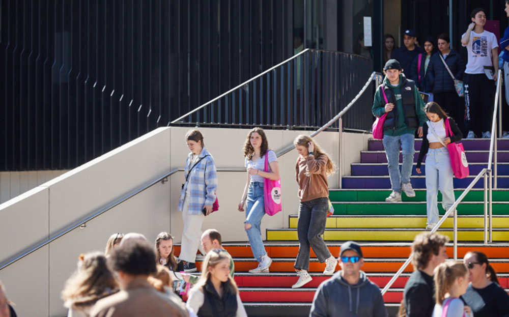 Sinh viên trong khuôn viên Đại học Deakin, Australia. Nguồn: Deakin University Fanpage