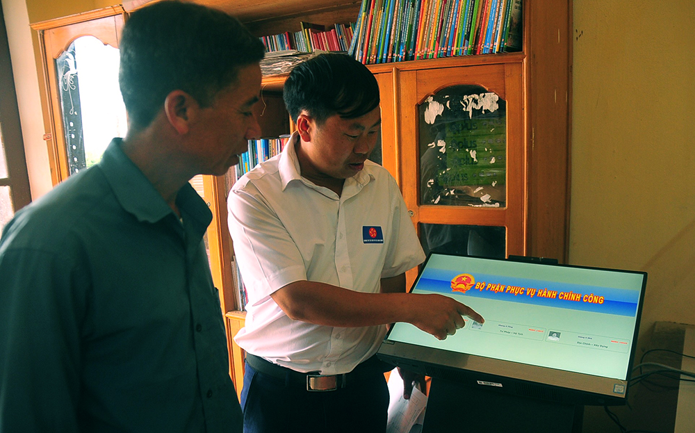 Bộ phận Phục vụ hành chính công xã Cao Phạ, huyện Mù Cang Chải thực hiện cải cách thủ tục hành chính trên môi trường điện tử.