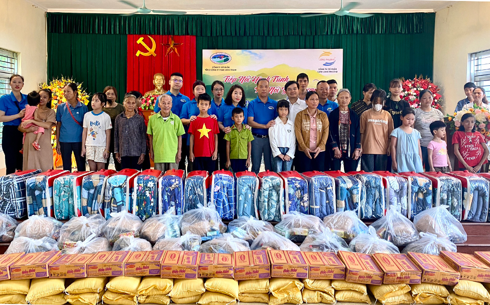 Đoàn thiện nguyện tặng quà trẻ mồ côi, khuyết tật, người già neo đơn tại huyện Yên Bình