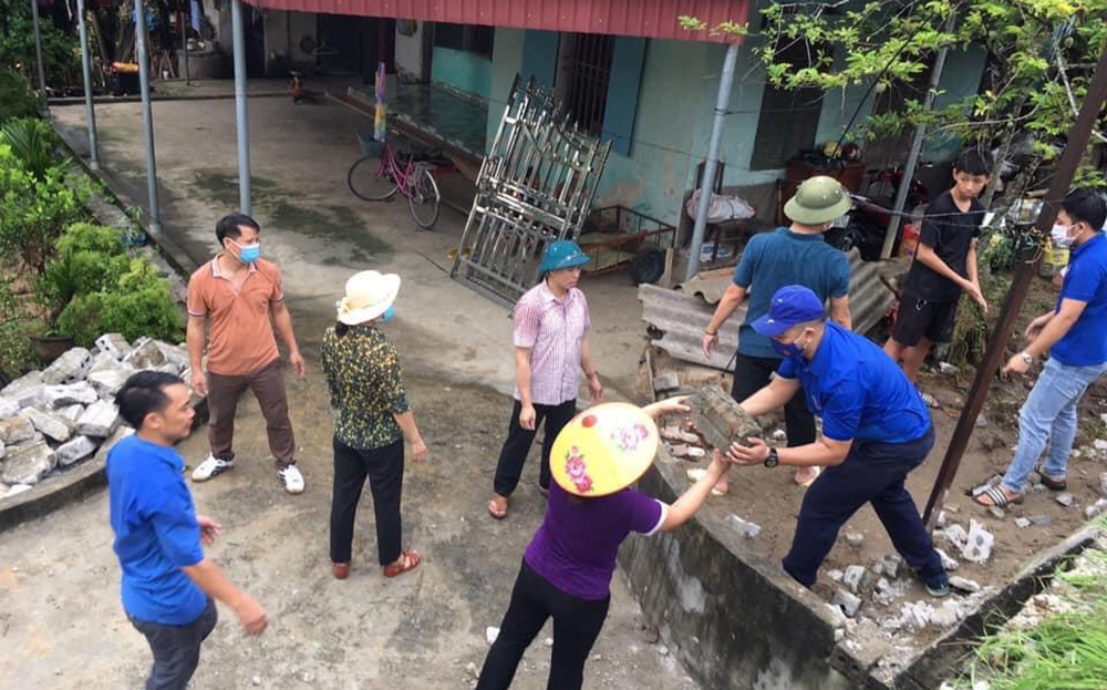 Nhân dân thị trấn Mậu A, huyện Văn Yên tích cực hưởng ứng Phong trào “Dịch rào hiến đất, mở rộng đường giao thông”.