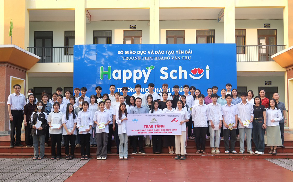 Công ty cổ phần Nhân lực quốc tế Nhân Hòa trao 40 suất học bổng cho học sinh Trường THPT Hoàng Văn Thụ, huyện Lục Yên